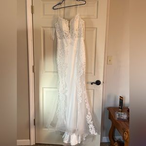 Size 12 Mermaid style off white wedding dress. Never worn.